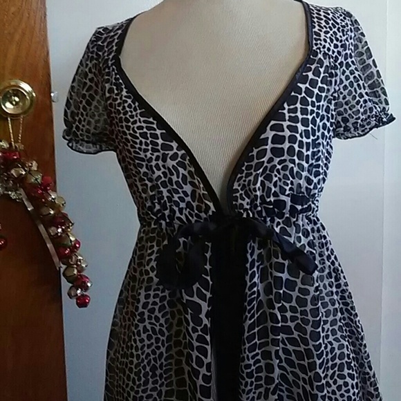 Leopard print top. Open front with tie. - Picture 1 of 2